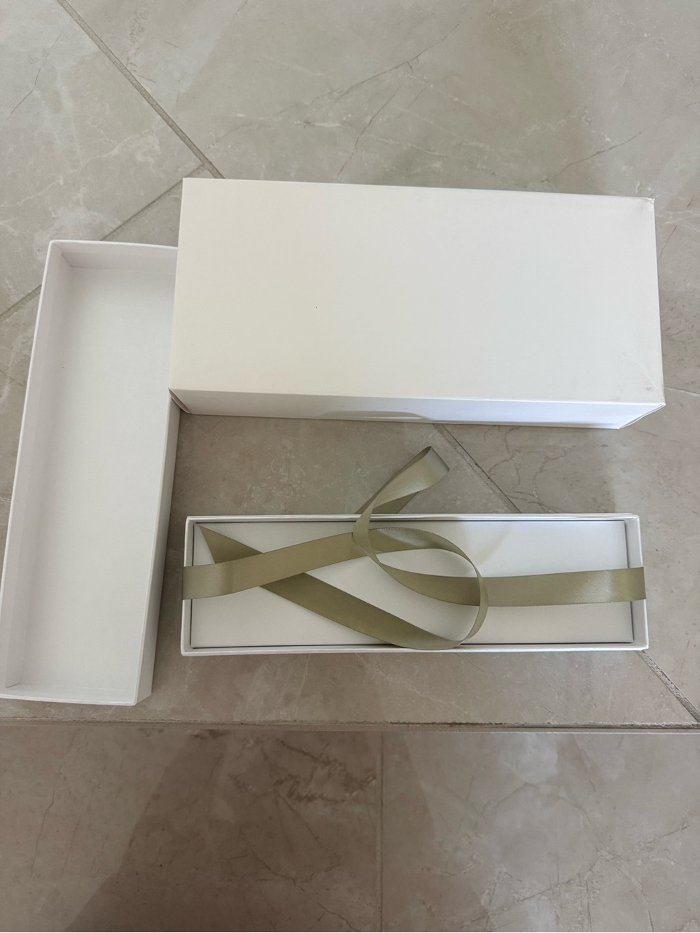 Van Cleef & Arpels White Jewelry Presentation Boxes - Picture 2 of 2